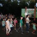 crianças participam de passeio noturno no parque #pracegover 