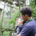 Visita monitorada ao Orquidário atrai atenção de crianças surdas em Santos