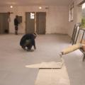 pá de pedreiro em primeiro plano e homens ao fundo. #paratodosverem