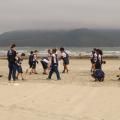Alunos de escola municipal aprendem e colaboram com a limpeza da praia em Santos