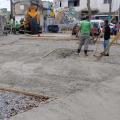 trecho de calçada sendo concretado. #pararodosverem 