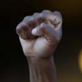 mão de pessoa negra fechada como símbolo de força, resistência. #paratodosverem