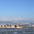 pessoas em canoas no mar #paratodosverem