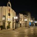 rua à noite iluminada com postes decorativos #paratodosverem