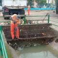 Profissional realiza limpeza em canal. #pratodosverem
