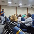 pessoas em sala durante a reunião #paratodosverem 