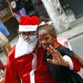 Papai Noel traz alegria ao Centro de Santos