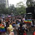 pessoas desfilam na parada LGBT #pracegover 