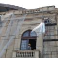 pessoas trabalhando em andaimes na fachada do teatro #paratodosverem