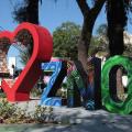 monumento colorido na praça #paratodosverem