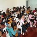 crianças tocam violão em aula #paratodosverem