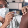 enfermeira aplica vacina #paratodosverem