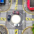 Imagem aérea de veiculos circulando rotatória #paratodosverem