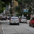 Veículos na Rua Goiás em direção à Avenida Ana Costa. #paratodosverem