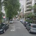 imagem da rua com carros estacionados dos dois lados #paratodosverem