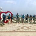 Ciclistas tiram foto no monumento eu amo Santos. #paratodosverem