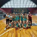 time de basquete posa para foto no ginásio #paratodosverem
