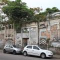imóvel abandonado com dois carros na frente #paratodosverem