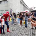 rapaz vestido de homem aranha abraça menino, enquanto ambos são fotografados #paratodosverem 