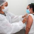 mulher recebe vacina no braço #paratodosverem 