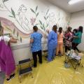 Pintura da recepção da maternidade. #Paratodosverem