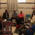 Grupo conversa sentado em roda. #pratodosverem
