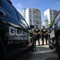 guardas em pé ao lado de viatura #paratodosverem 