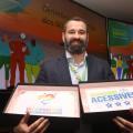 homem mostra os dois selos que a empresa ganhou #paratodosverem