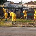 trabalhadores realizam serviço de raspação em calçada #paratodosverem