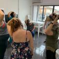 Servidores realizam alongamento em sala #paratodosverem