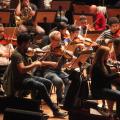 músicos da orquestra tocando #paratodosverem 
