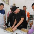 Jovens manuseiam alimentos em fornadas. #paratodosverem