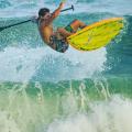 Atleta surfa em mar #paratodosverem