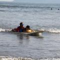 pessoa ajudando criança a surfar #paratodosverem