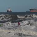 dois surfistas na água #paratodosverem 