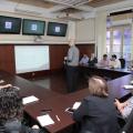 servidores participam de treinamento sentados em círculo #pracegover 