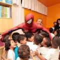 Homem Aranha e Mulher Maravilha se encontram com 390 crianças em Santos