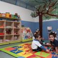 Crianças brincam na escola. #paratodosverem