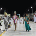 Cinco integrantes da corte carnavalesca de 2019 na pista do sambódromo. #Pracegover