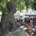 Pessoas estão em círculo durante homenagem a Zumbi #pracegover 