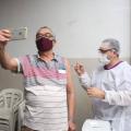 Homem faz selfie se vacinando #paratodosverem