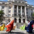 ciganas dançam na praça #paratodosverem