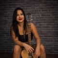 cantora segura violão #paratodosverem 