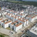 vista geral e aérea do empreendimento com inúmeros prédios novos. #paratodosverem