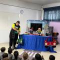 crianças acompanhando o teatro #paratodosverem 
