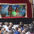 crianças assistem ao teatro de fantoches #paratodosverem