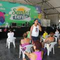 Alunos sentados, de costas, recebem instruções do professor em pé, de frente. #pracegover