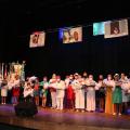 Homenageadas em cima do palco com flores #paratodosverem
