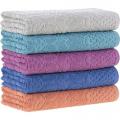 cinco toalhas empilhadas. #paratodosverem