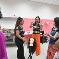 mulheres fazendo aula de trança #paratodosverem